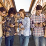 Generazione Chat: i giovani preferiscono le conversazioni online ai social media